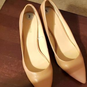 Nude Pumps